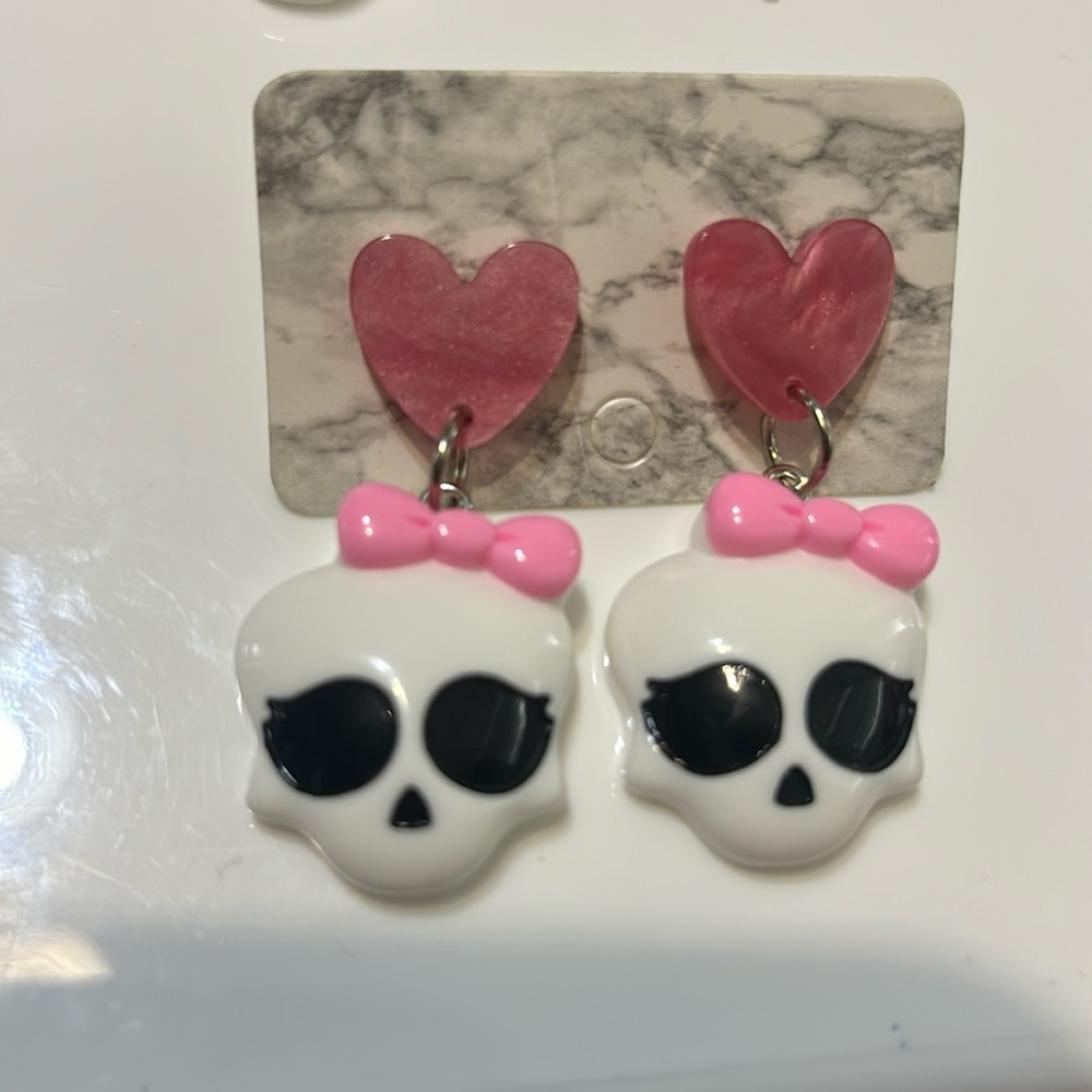 Cute 💀 skull 💕 earrings!
